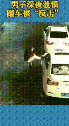 夜深人静，路边停两辆白色的车子。一男子骑着自行车路过，不知道哪根筋不对劲，抬脚去