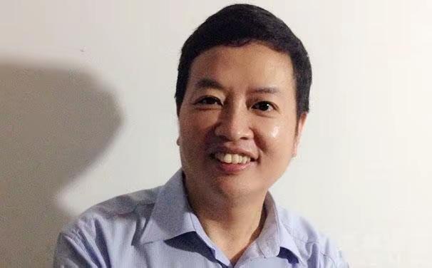 据说他在互联网已经失踪快两个月了。如果说实话成为负担，敢出头就有风险，依法闭嘴成