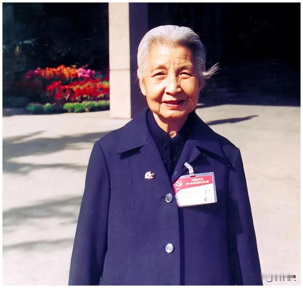 1998年，87岁的曾志似乎预感到这是自己最后一次生日，早早起来和长子石来发、次