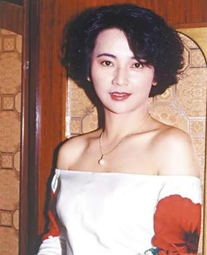 1989年，金马影后胡慧中，被吕小龙骗去拍摄《鬼狐》，拍摄时吕小龙私自加大尺度吻