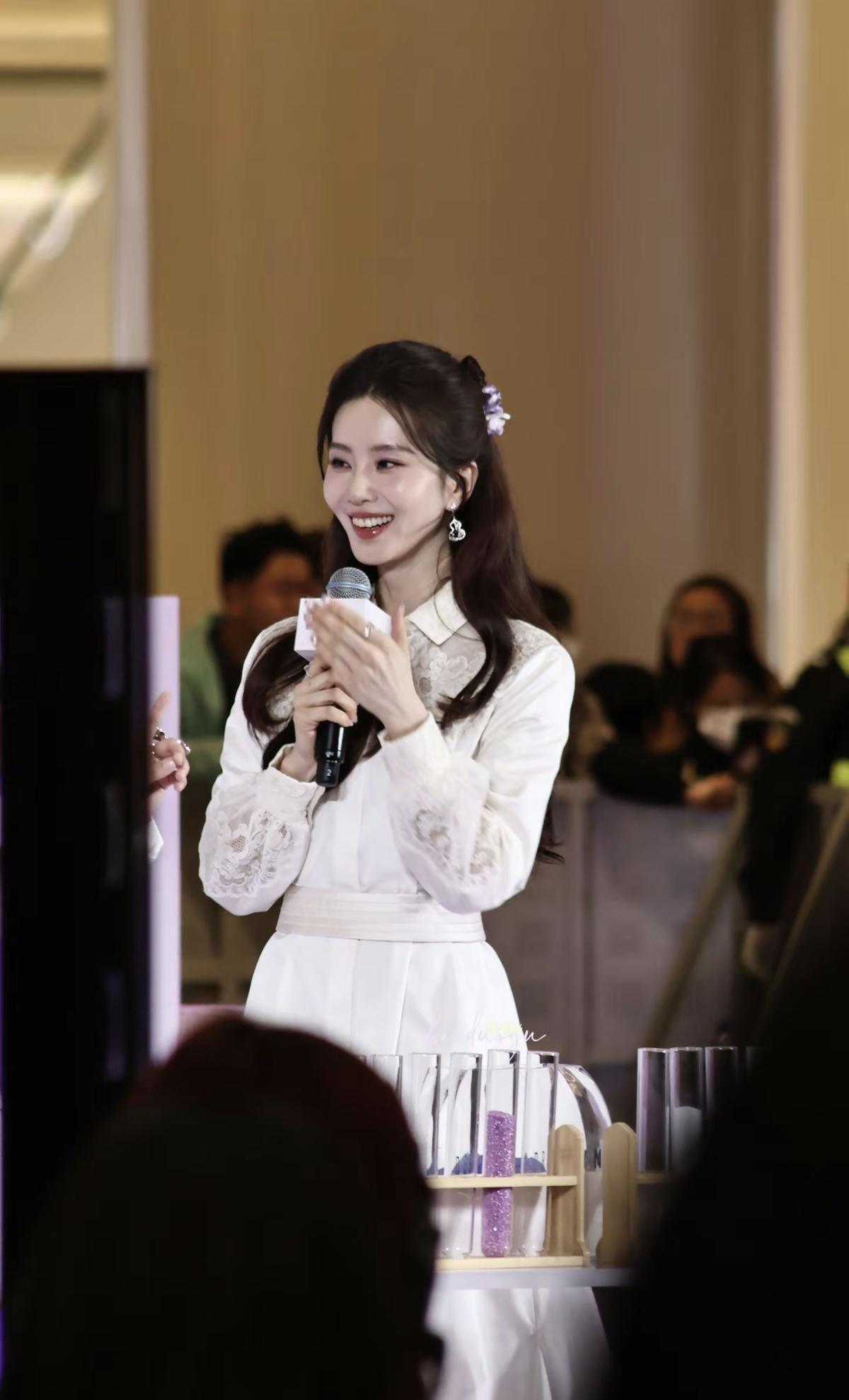 刘诗诗在演员里面不能算顶级漂亮的，但她的仪态气质无敌[赞]而且每次穿着都得体大方