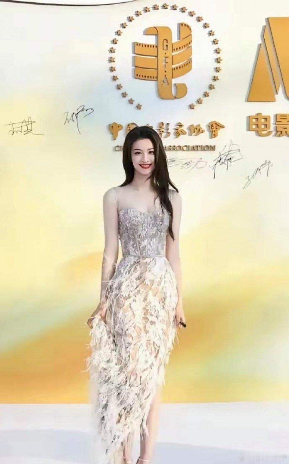 到底身材要多好才能让你们满意，近日王楚然出席活动，一身银色礼服气质出众，就这还有