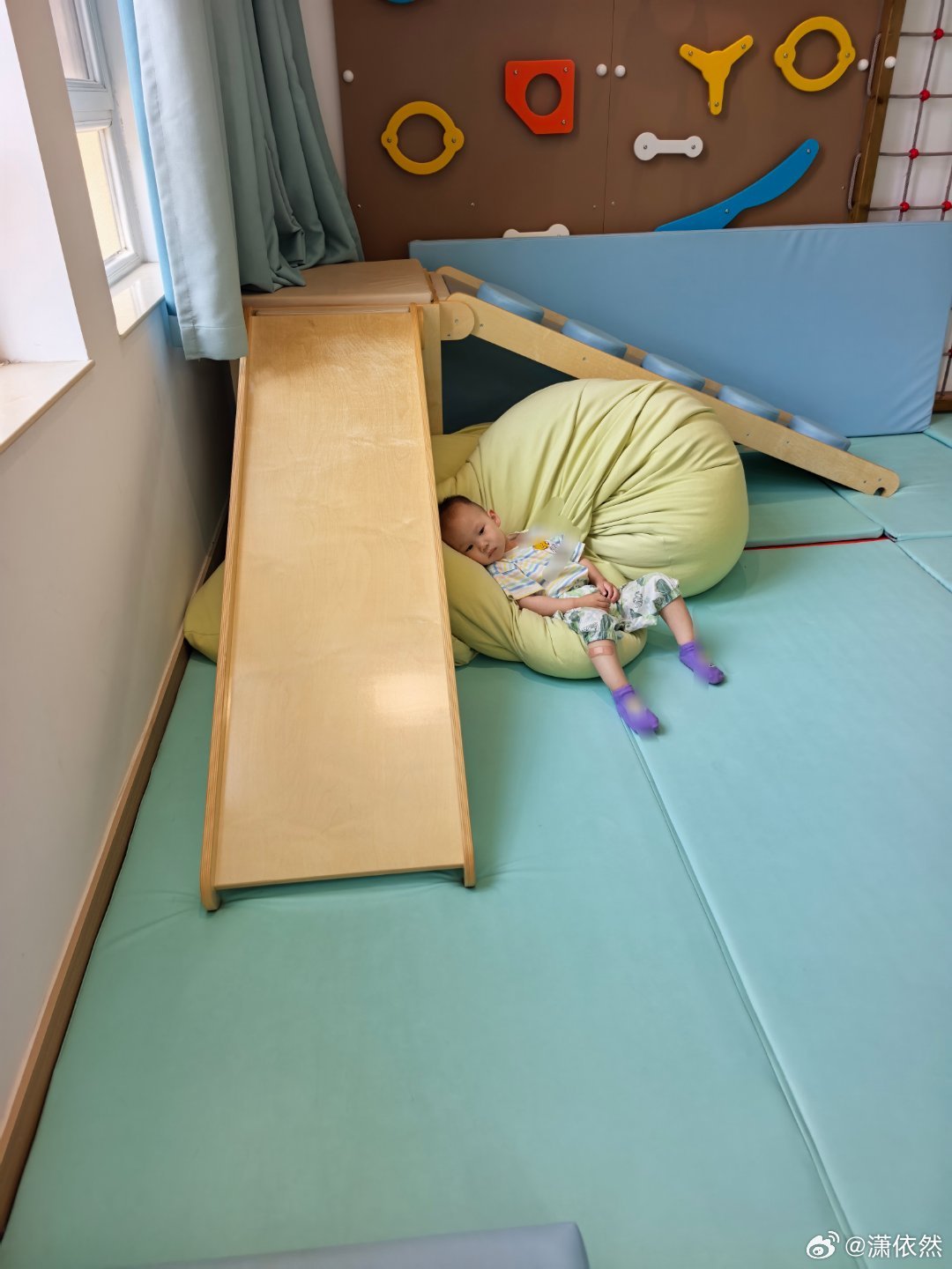 今天一上午过得，这个嚎啕大哭完 那个暴雨哭泣……亲妈身心俱疲，欲哭无泪中…我看任