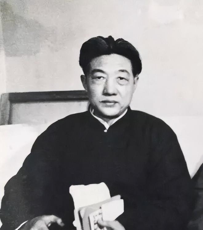 1937 年，徐悲鸿在香港时，遇到一个德国人售卖四箱古画，当徐悲鸿看到第三箱时，
