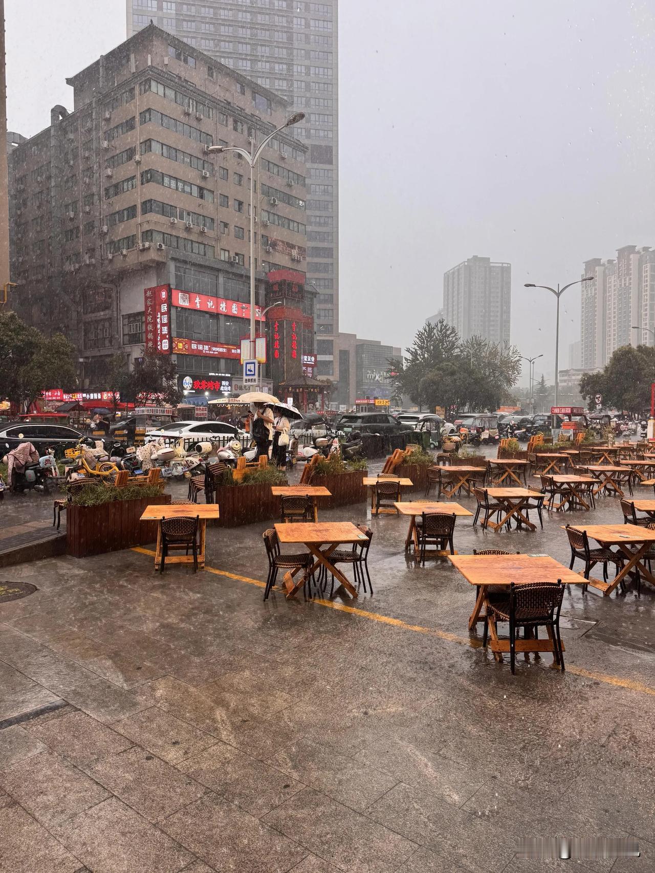 傍晚，西安的天毫无征兆地暗下来，大雨兜头浇下。夜市里，桌凳刚刚摆齐整，桌椅面还泛