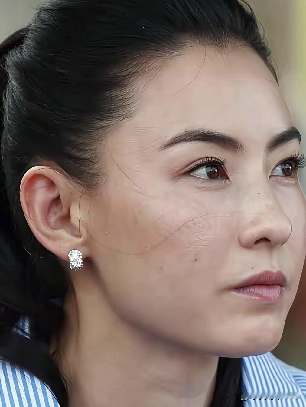 毕竟她是几个孩子的妈妈了，40几岁有这样的状态算完美的了，比好多同龄人耐看。
