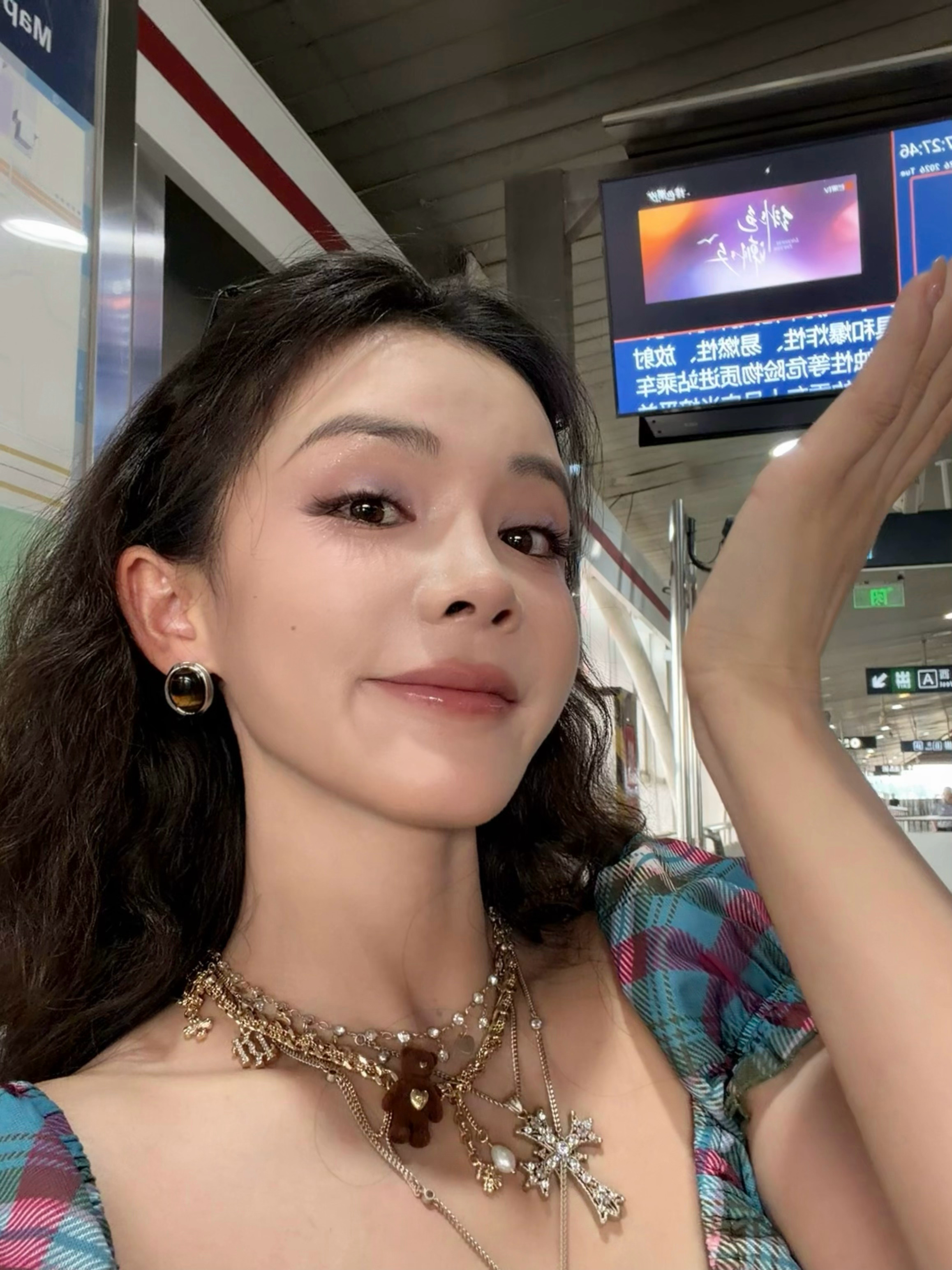 看 ！地铁🚇 偶遇谁啦！绯色潮汐洪潇
