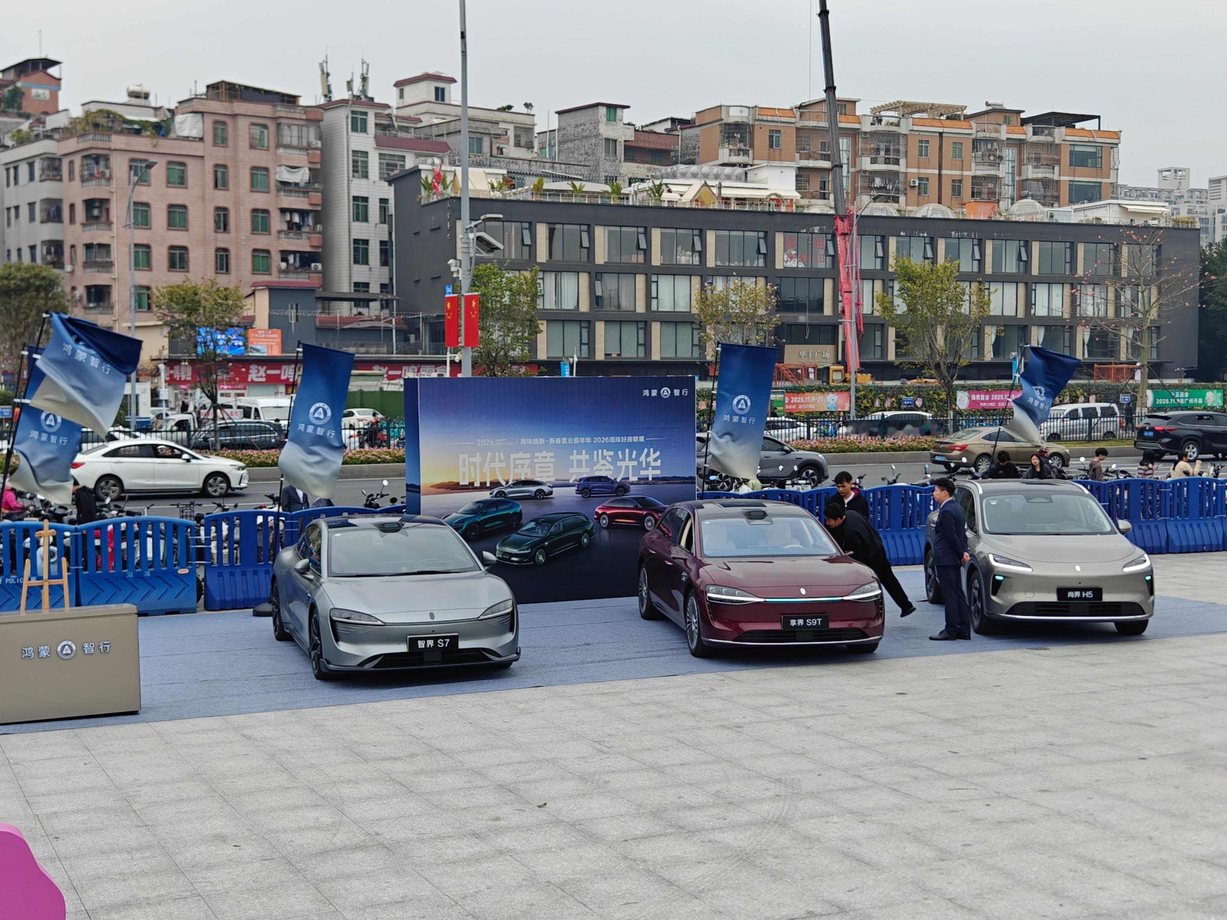 今天广州降温，风嗷嗷的刮，销售也是挺辛苦的，不过好在没人过来的时候可以进车里躲躲