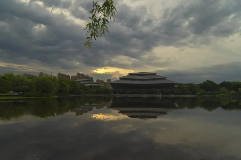 苏超赛场上惊现“刘邦”领唱《大风歌》，那场面直接炸翻全场！想象一下，“大风起兮云