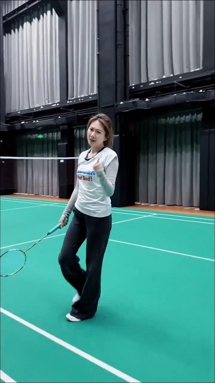 羽毛球场上什么动作招式？什么装备会让你成为全场焦点？
这个太普通了。
这有什么难