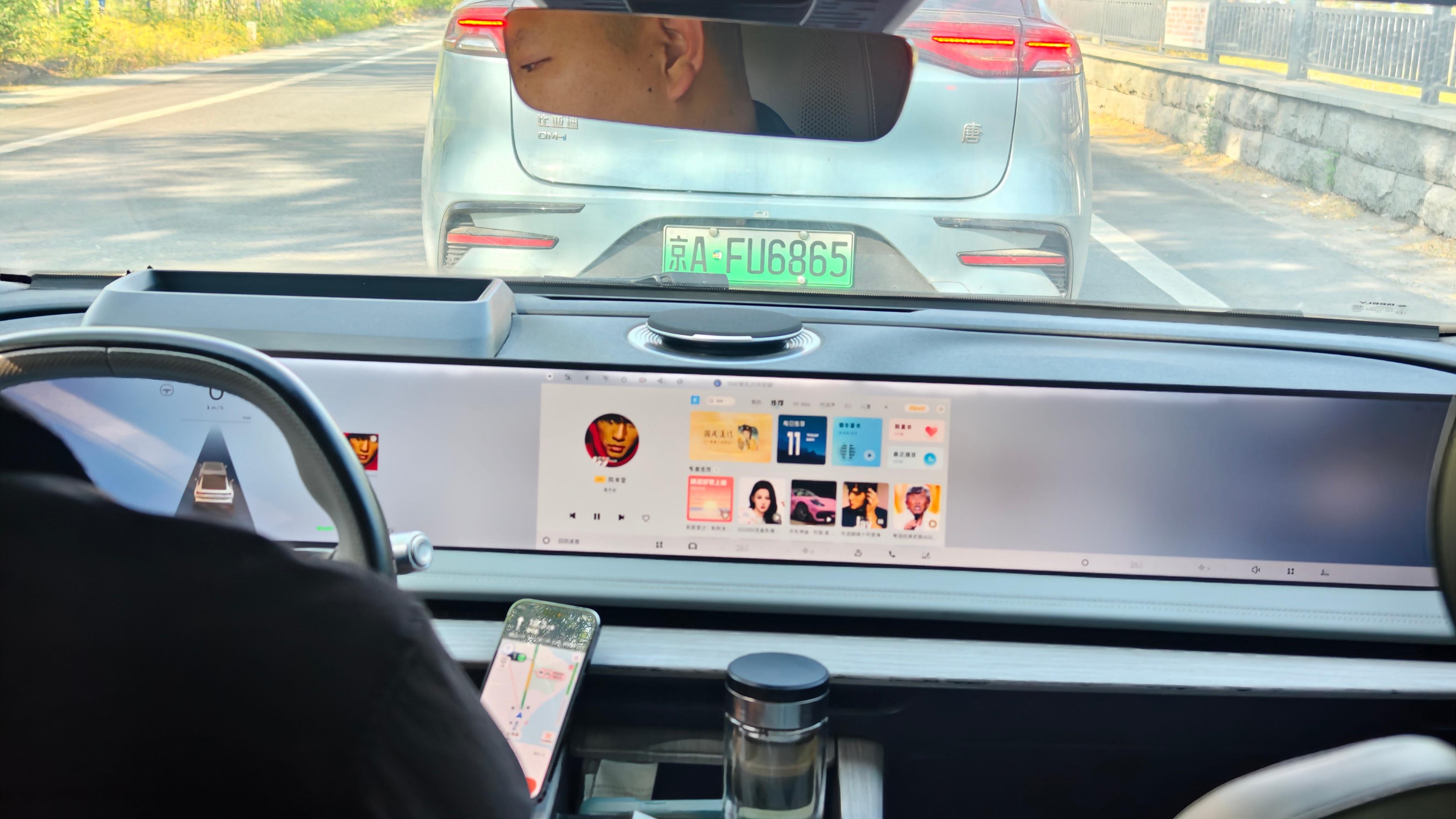 准备回杭州了今天坐的吉利银河E8前排是超长带鱼屏大家觉得如果是带鱼屏应该怎么样展