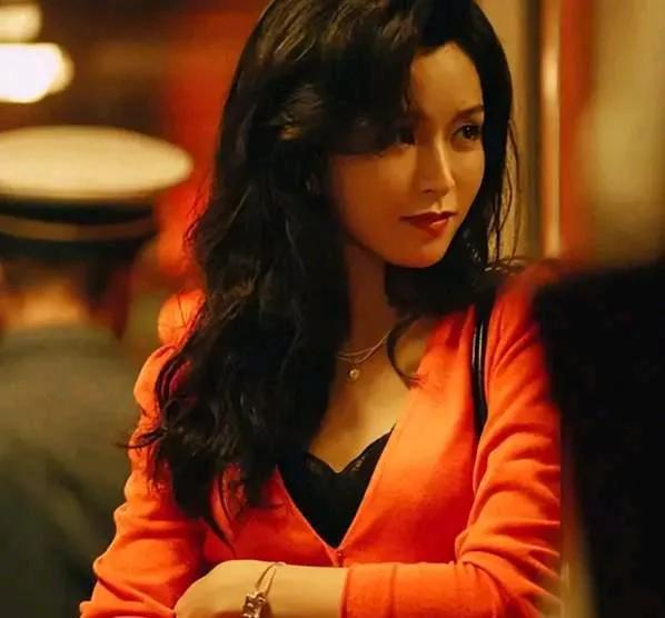 香港现在除了几个老牌男影星，年轻一点的就只有谢霆锋、吴彦祖、古天乐几个人。林青霞