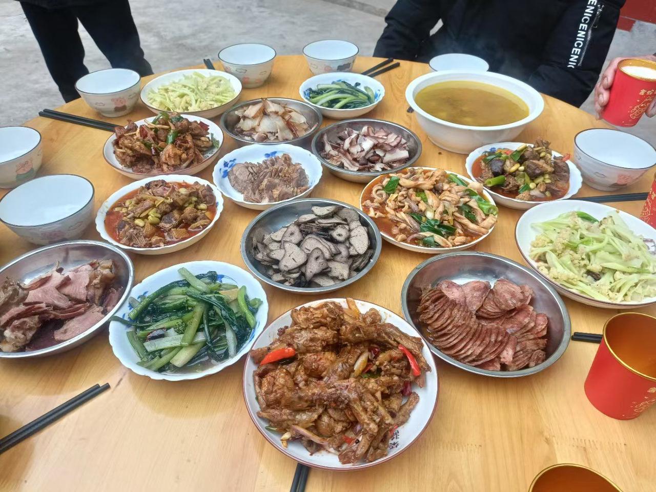 准备了三桌，来了才不到两桌客人，这些好菜好肉咋搞，难道要扔到垃圾桶吗？感觉没身份