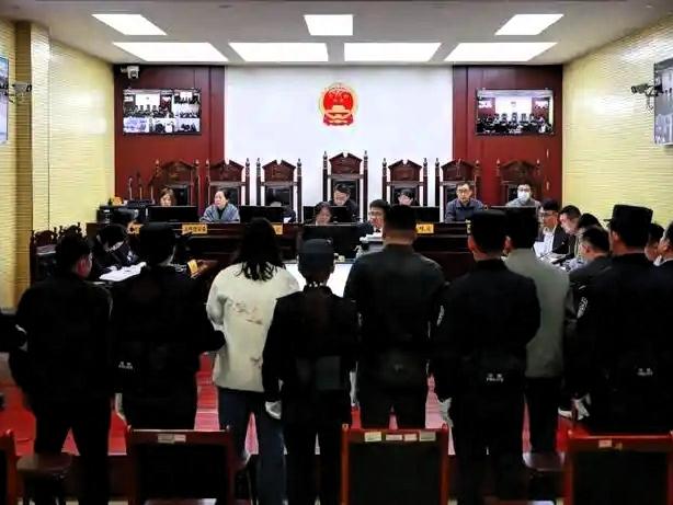 恒大系列案件集中宣判，一众涉案人员纷纷落网接受惩处，唯独核心高管夏海钧缺席庭审，