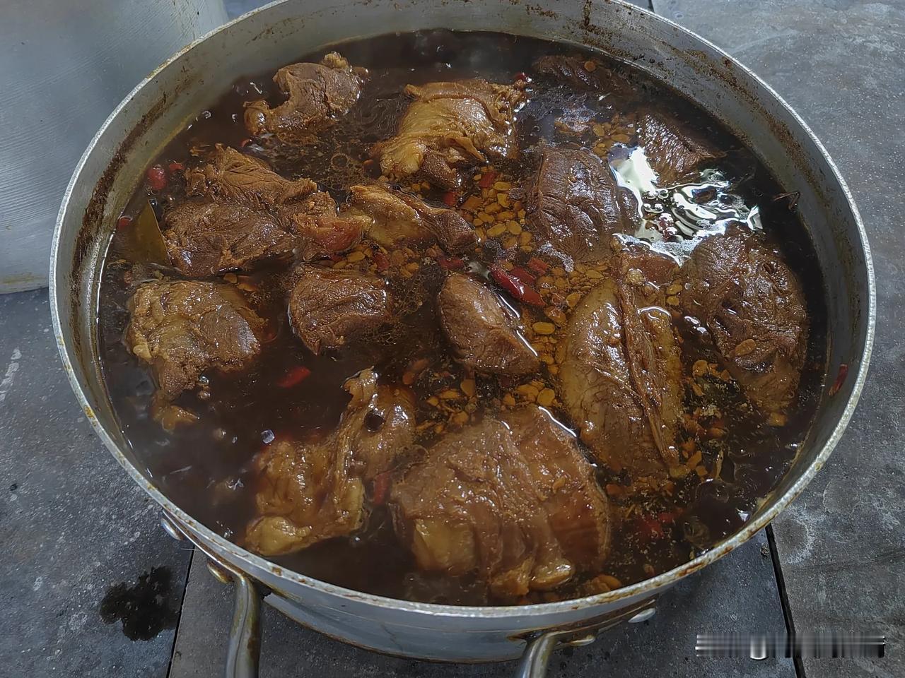 忙完了早餐，接着把昨天腌的风干鸡放到了舵机间门口，这个地方风大，温度高，风干的快