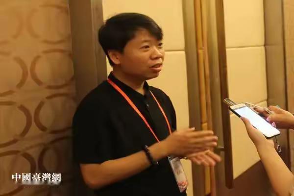 何溢诚这话讲得很白，白到连遮掩都懒得了。他在自己的专栏里把这段文字甩出来的时候，