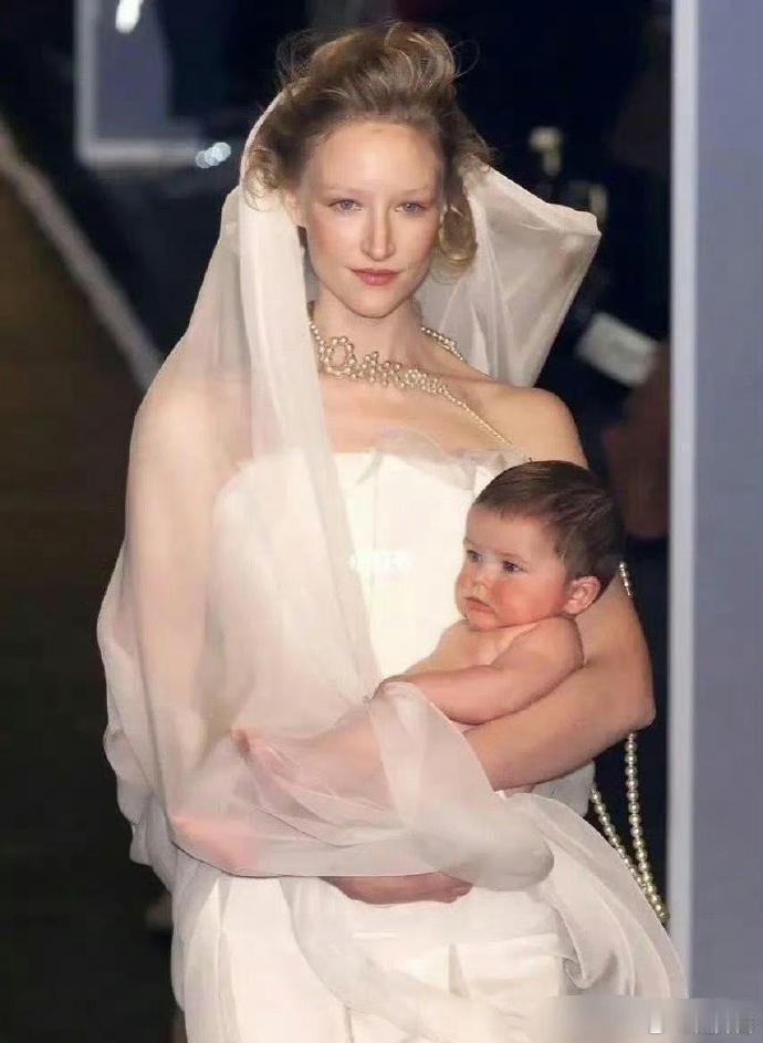 这是22年前的秀场！“送子观音”美到失语的程度！ ​​​