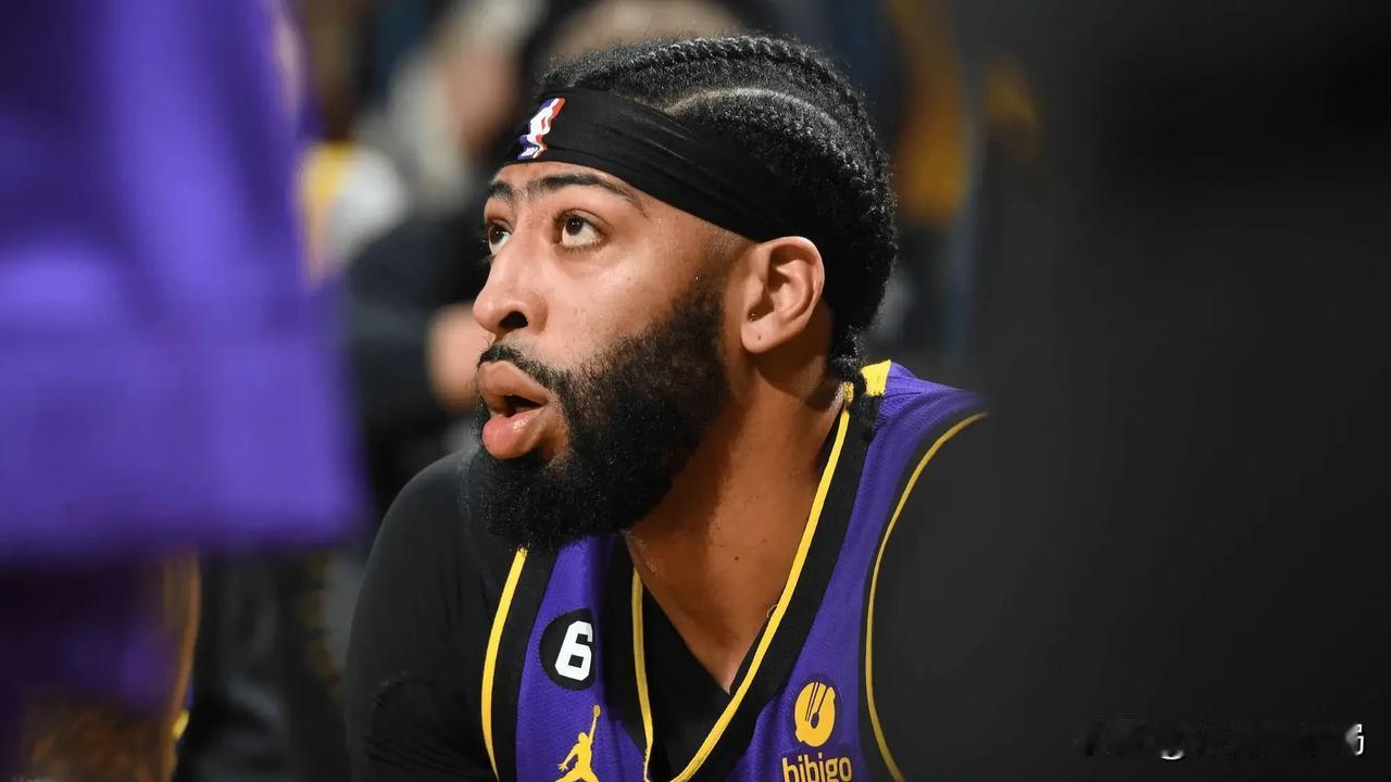 NBA官方引领球迷回顾历史上的今日：
两年前的今日，湖人于季后赛次轮首战以117