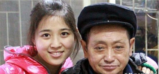 1990年，重庆36岁光棍捡到了一个女婴，含辛茹苦将她拉扯长大。没料到，养女成年