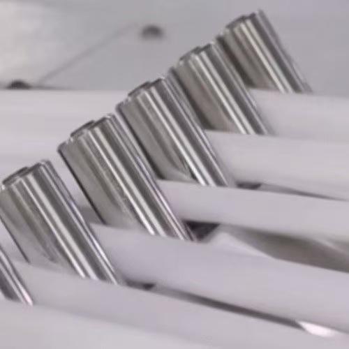 作为我国纺织产业的核心原料，合成纤维的价格与原油走势紧密相关。由于化纤产品源自石