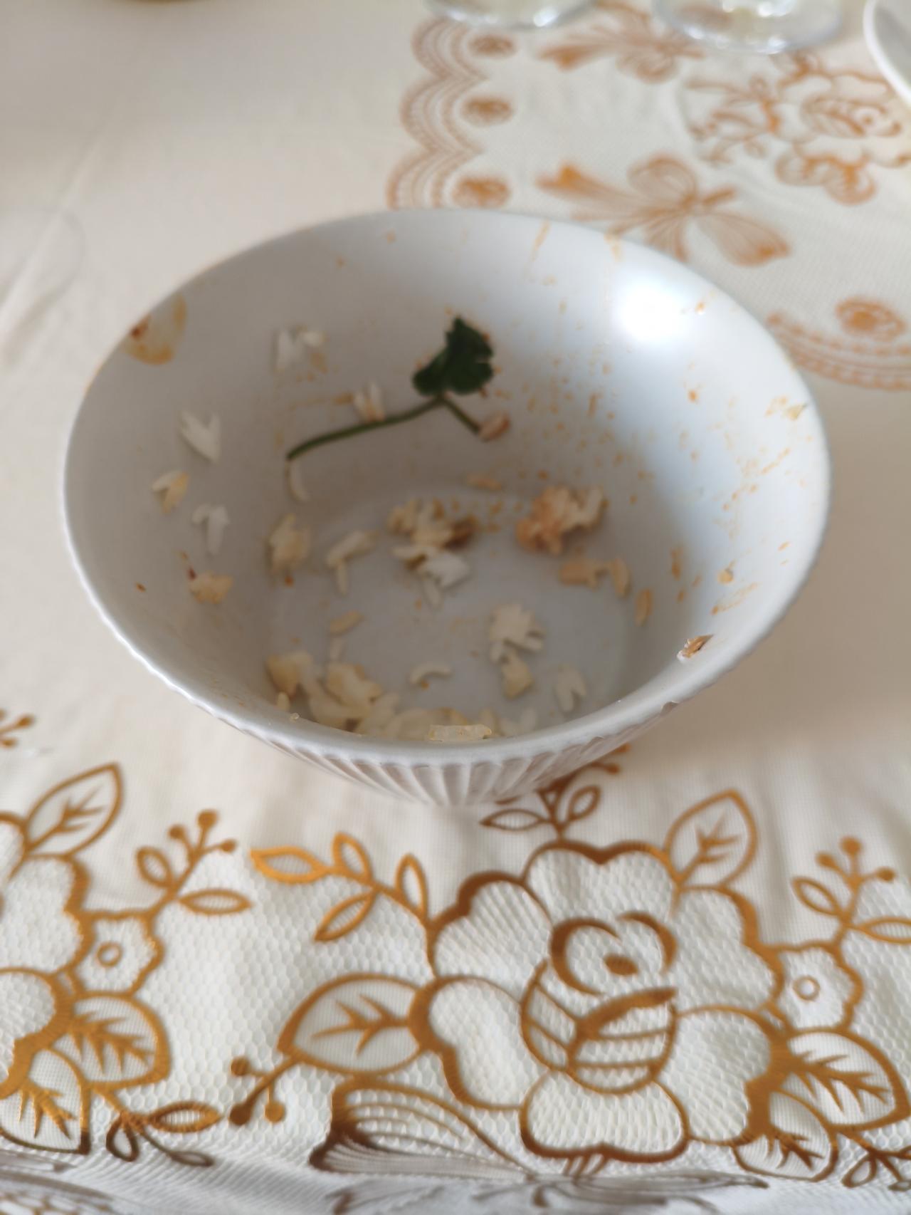 这是我家闺女吃过的饭碗，我刮出一勺饭来。虽说我现在的日子不差这勺饭，但这是不是浪