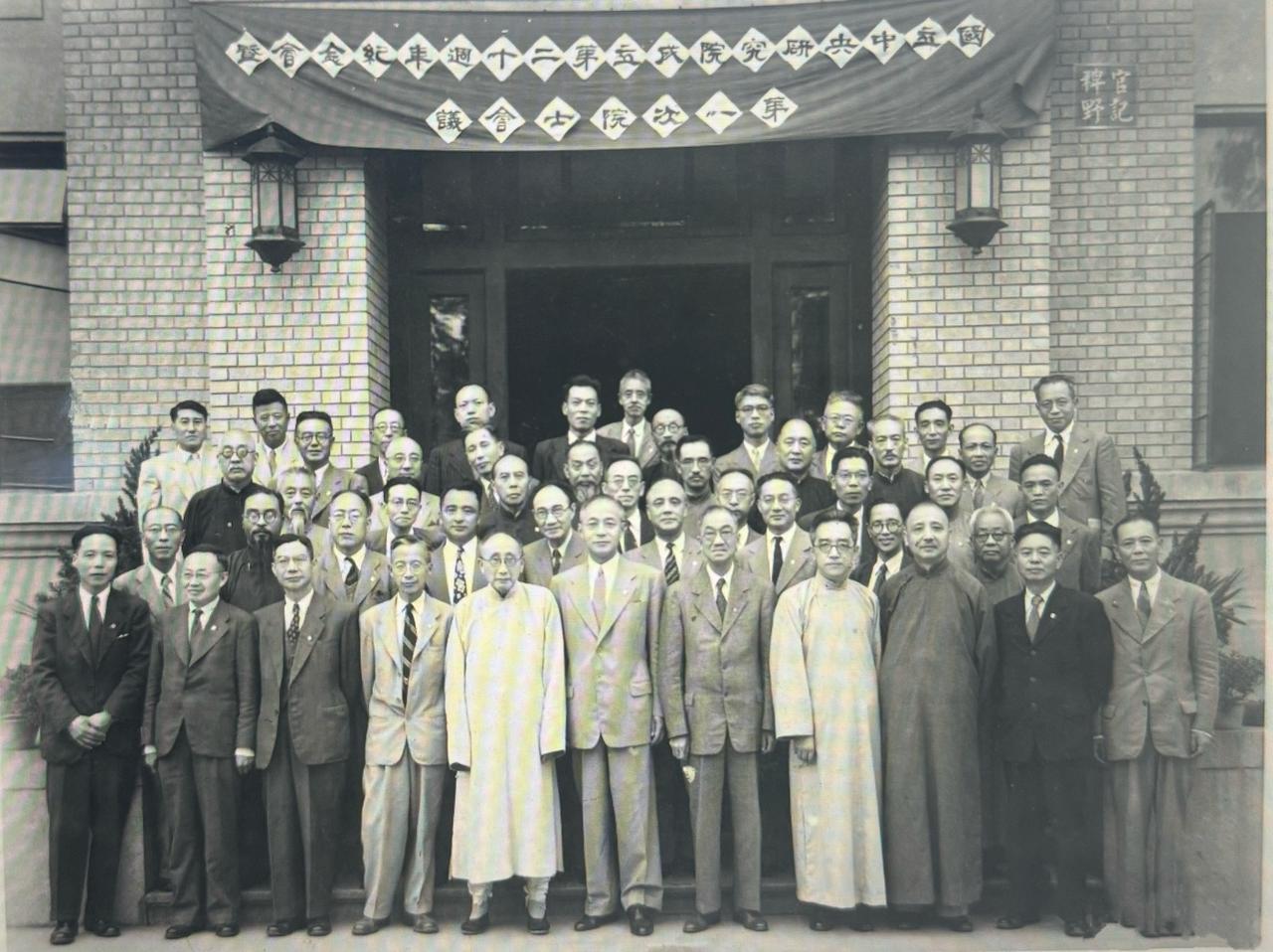 下图是民国大师最多的一张照片：照片中的81人全是民国院士，他们是国立中央研究院于