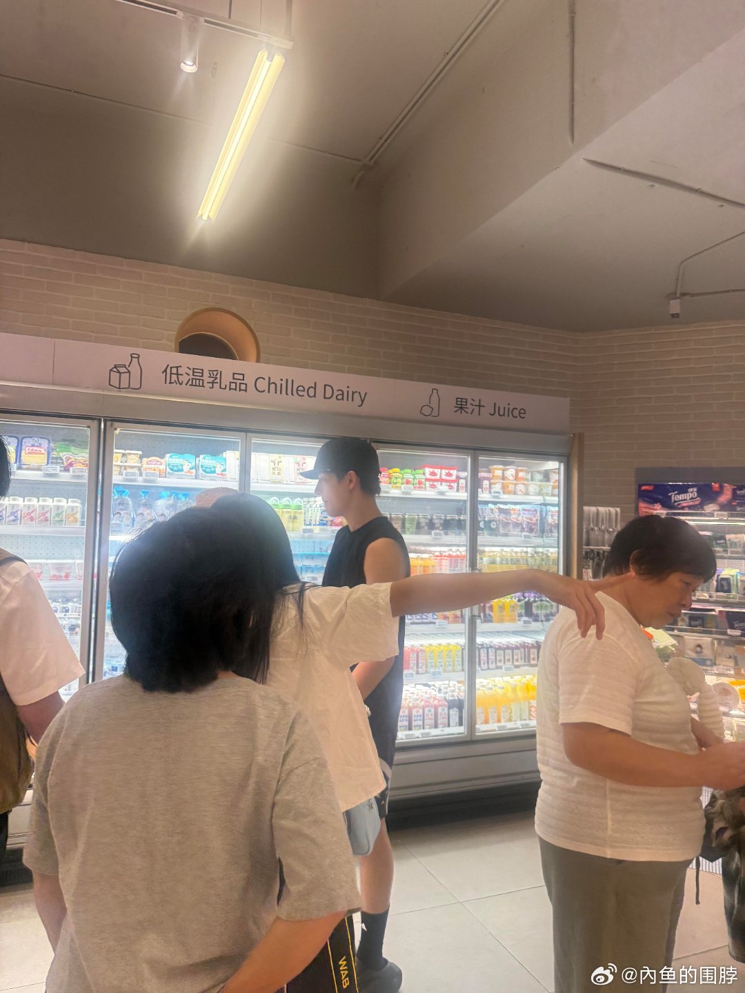 王安宇去阿那亚看剧了刷到路人偶遇的图，一身黑T顺毛刘海，安安静静站在剧场门口，完