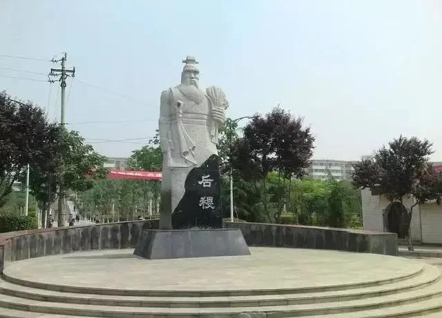 踏入红尘情不休,几时身自由?
亲登宝座念民众，终世保国土，
踏入红尘情不休，几时