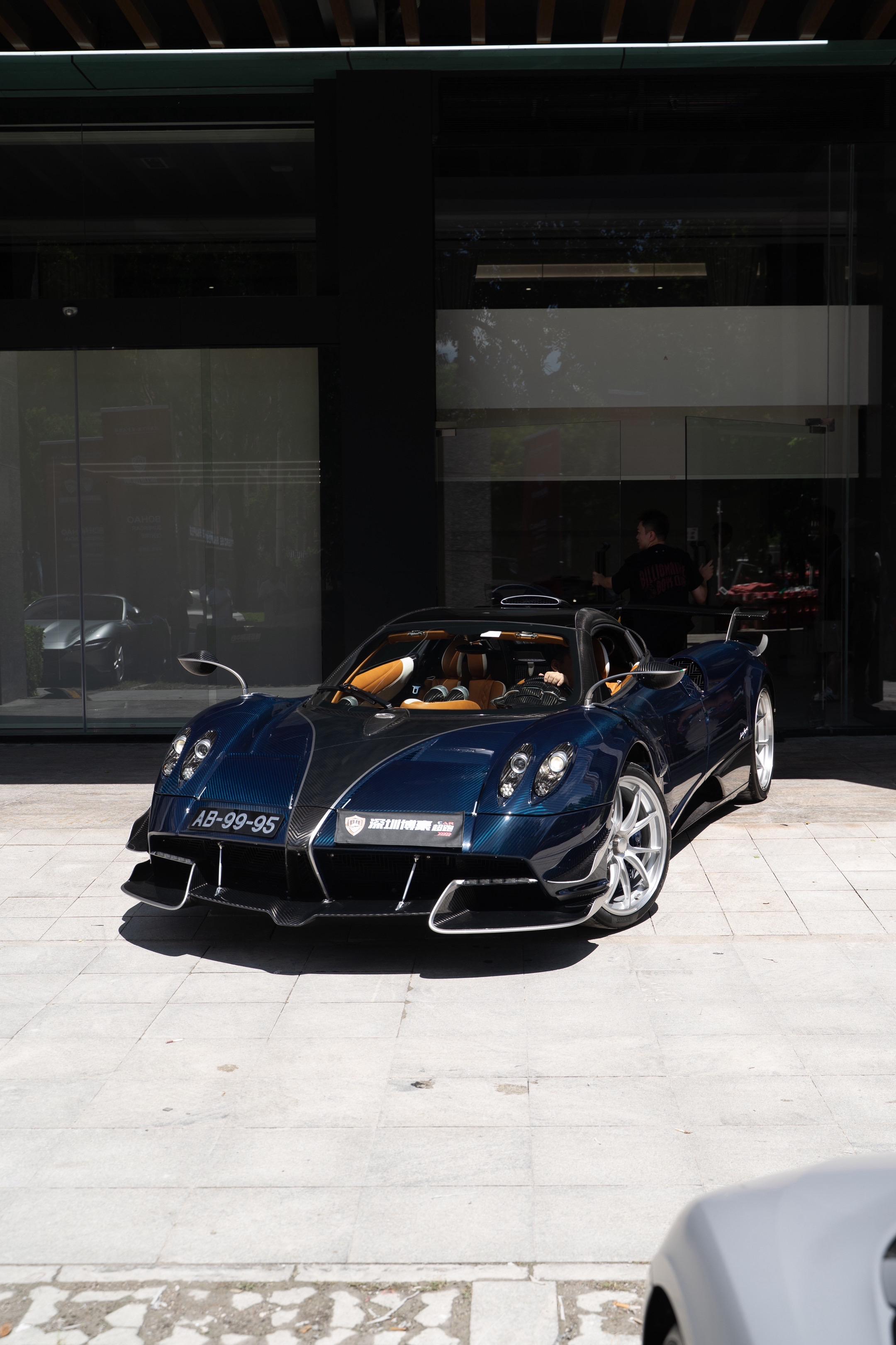 带有暴风套件的帕加尼Huayra