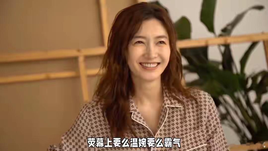 这居然是江疏影素颜逛老街拎饼干，36岁真实状态颠覆想象，家人们谁懂？刷到一组路人