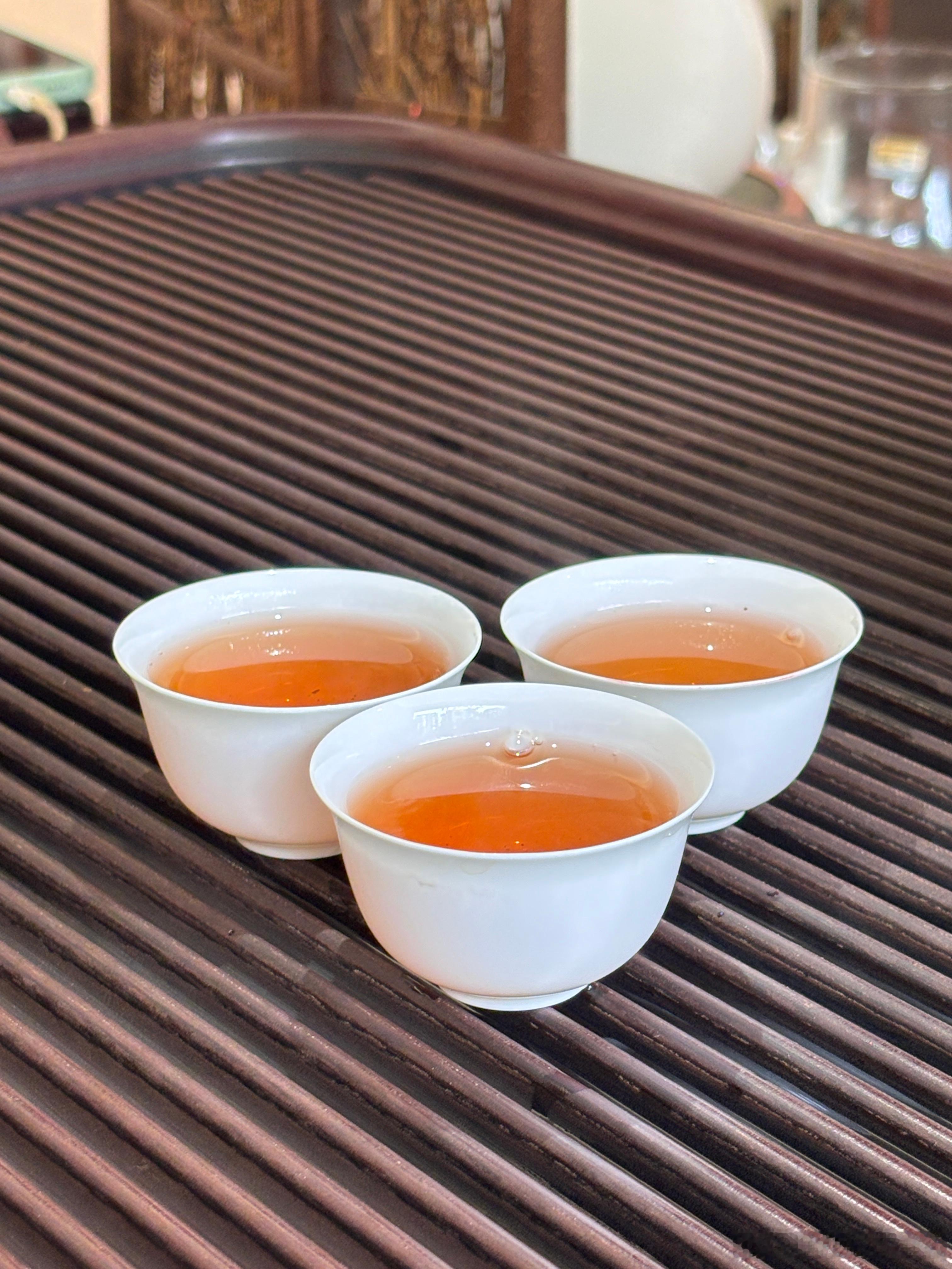 人到万难须放胆，事当两可要平心。 