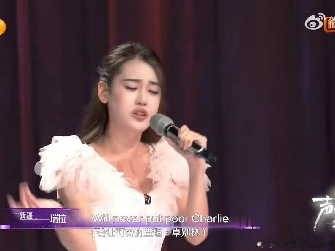 选手破音萨顶顶秒按淘汰 初次登台的紧张可以理解，但破音是硬伤，萨顶顶的淘汰键按下