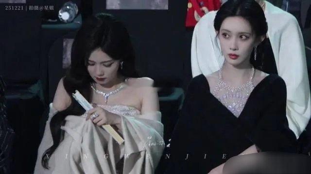 主持人贺峻霖说“感谢时代峰峻”的时候，台下观众突然喊“倒闭”，把檀健次都给整懵了