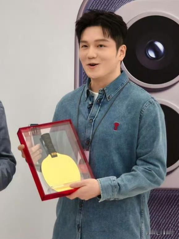 11月24日，国乒名将樊振东空降深圳小米旗舰店担任“一日店长”，现场小米为其送上