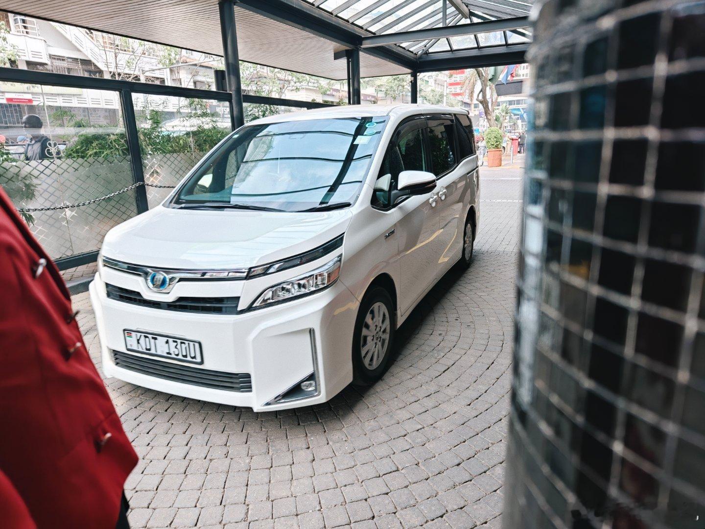 肯尼亚坐过的车(7）：丰田VOXY几乎和日产SERENA的风格一样，也不知道这两