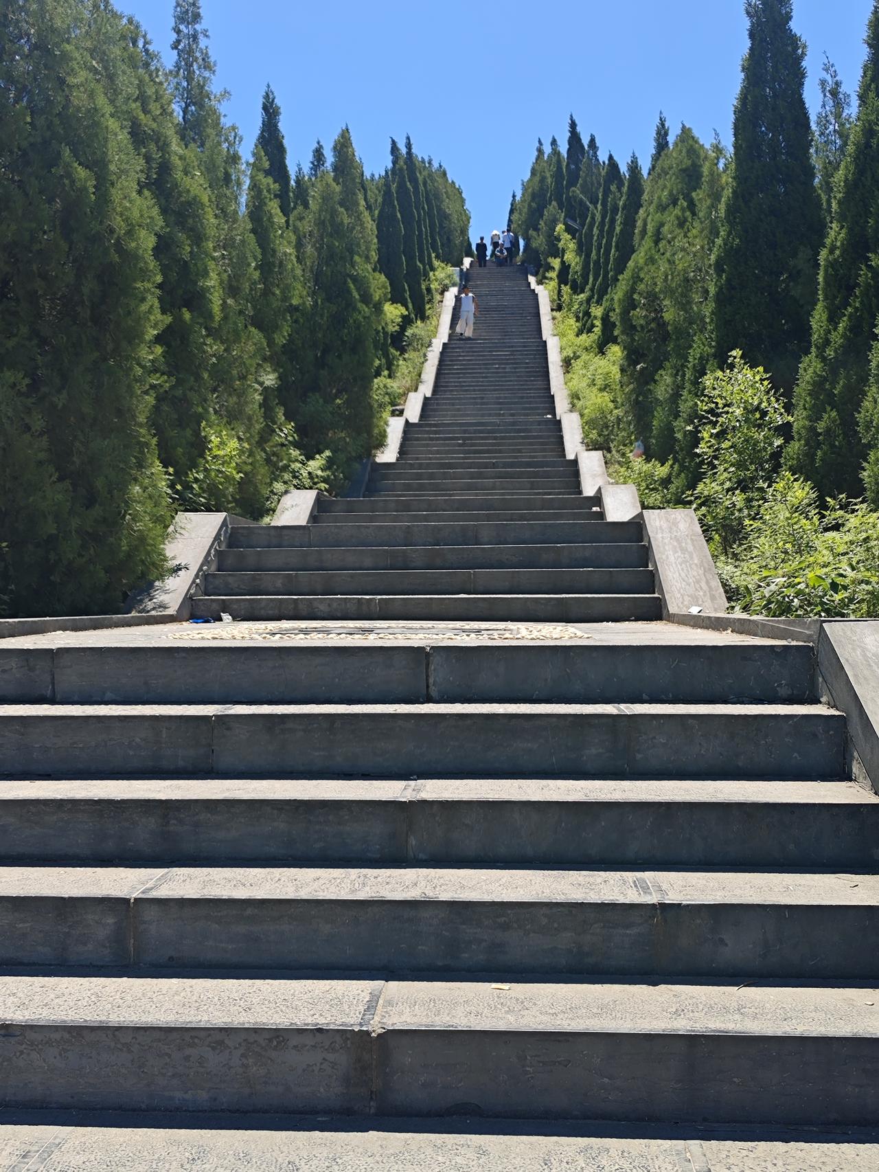 拾级而上，亦是与自己相逢
 
眼前这一级级向上延伸的台阶，笔直陡峭，在晴空下望不