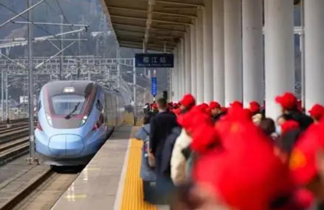 根据央视新闻7月20日的最新报道，经常乘坐火车出行的旅客迎来了一项重大的购票政策