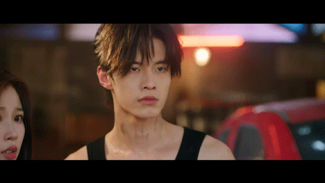 当暴力萝莉遇上阴湿糙汉 绝了！靳朝活在昏暗热带街巷，满身生存的搏命感，遇到姜暮后