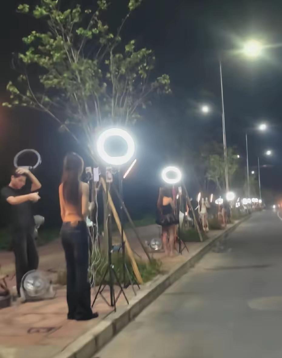 现在美女直播行业竞争激烈，肯花钱的大哥越来越少！吃方便面把工资都刷给女神的舔狗也
