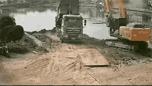 幸亏司机跳的快，这样的工地真的很危险，一定要有预防安全措施。工地安全规范