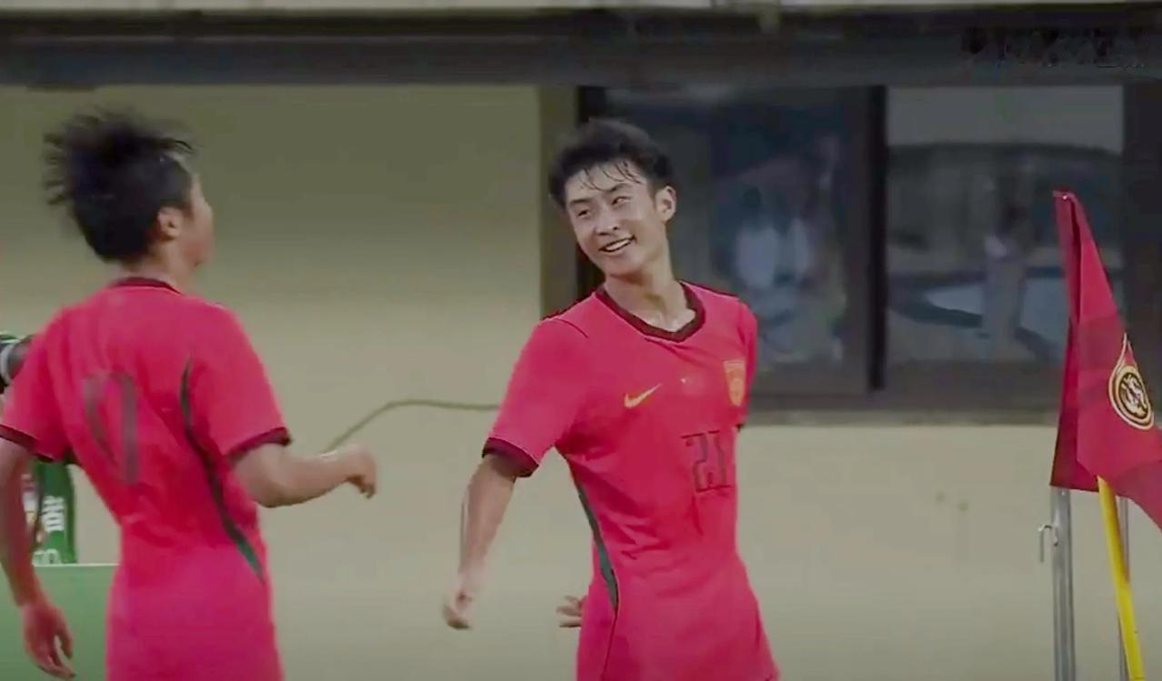 精典配合，四脚传球，后场到前场，张君豪怒射破门！1：1，U17国青战平尼日利亚！