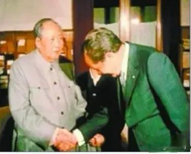 旧闻新说
一九七O三月，美国悍然出兵柬埔寨，推翻了西哈努克政权。
正在苏联访问的