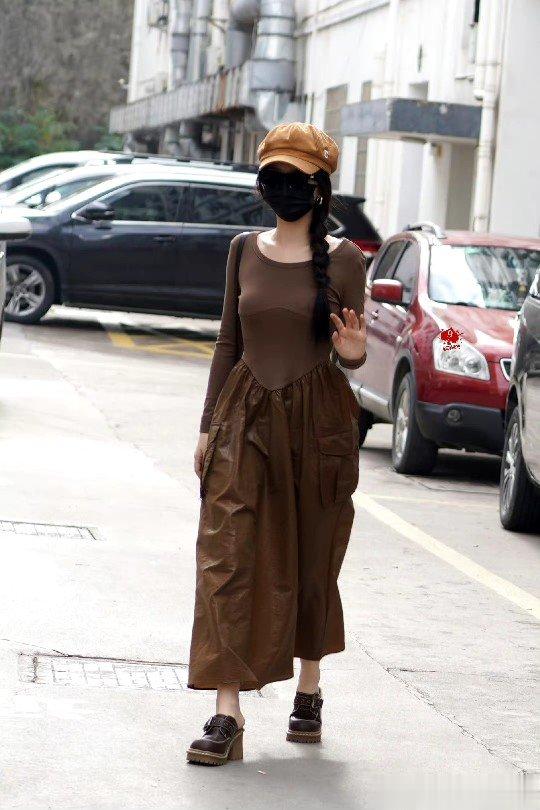 #虞书欣美拉德上班路透##虞书欣美拉德长裙# ​​​新鲜的欣欣子[哇] ​​​