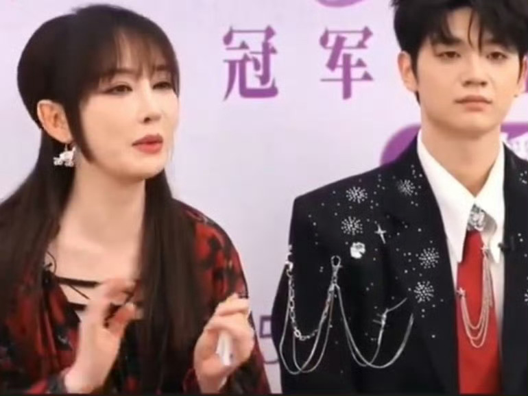 高旭狂给萨顶顶发滑跪表情包 萨顶顶老师的表情包，很想用了。声鸣远扬