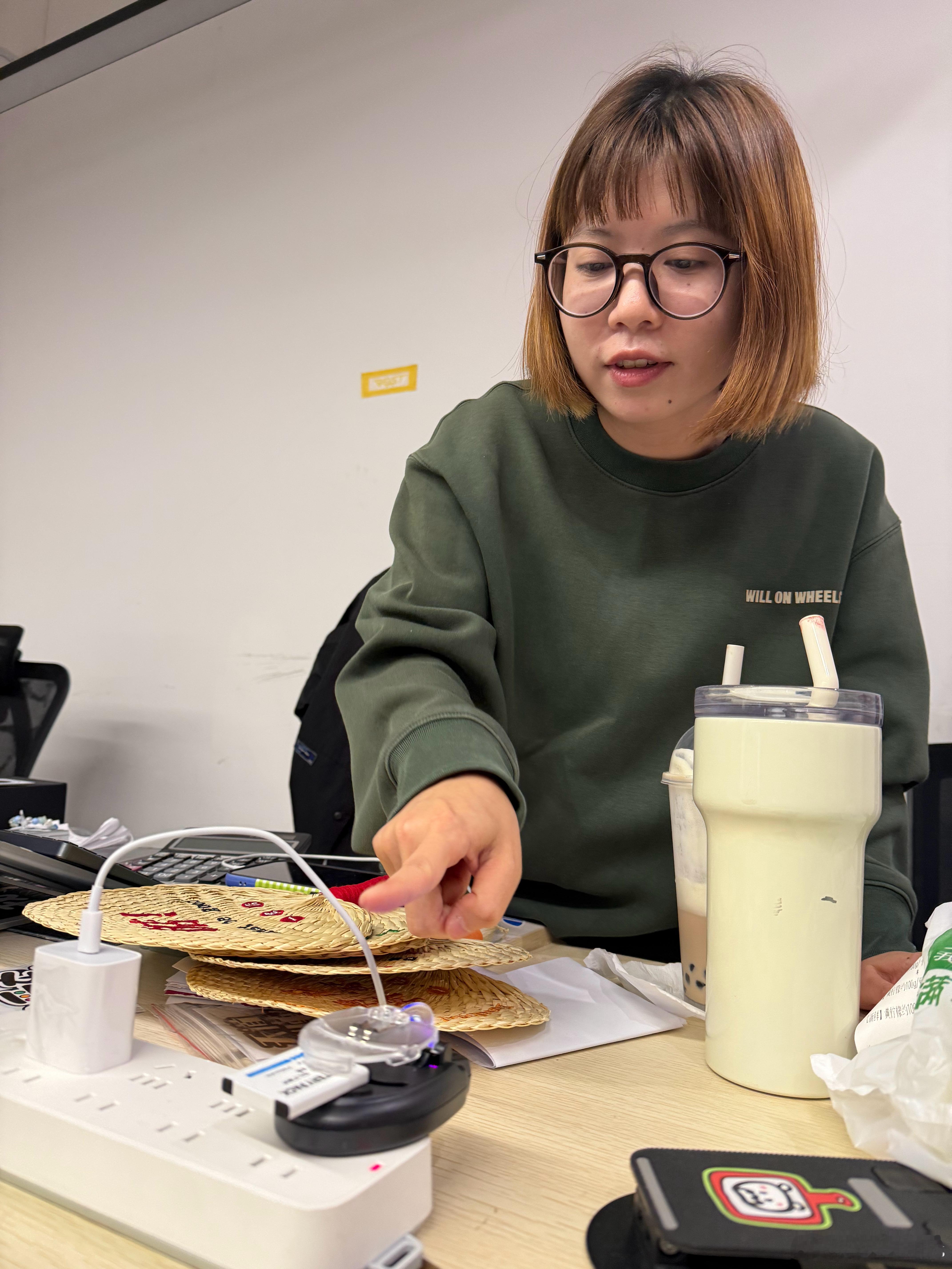 真系油不是80年代，怎么会有这么古典的充电器！ 