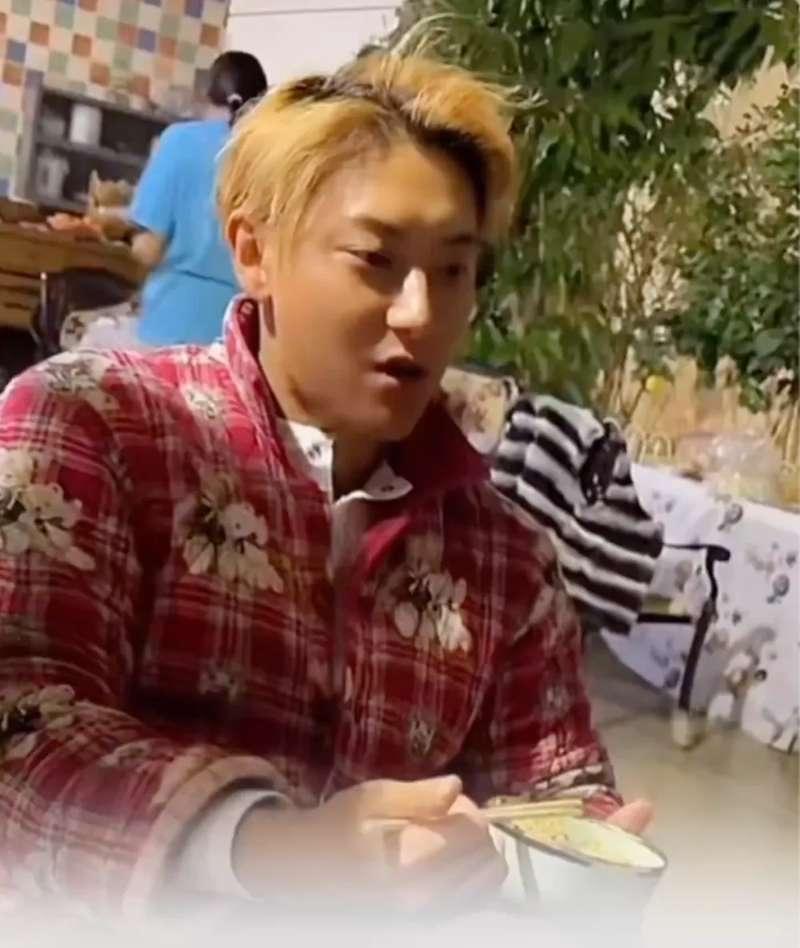 黄子韬四川过年穿“省服”睡衣炫烤串！网友：太接地气了

2026年2月22日，黄