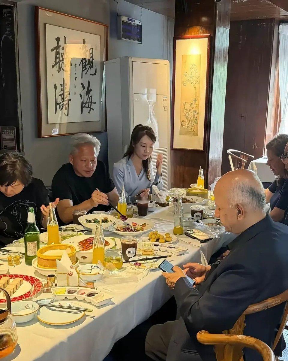 一位名人吃饭时的照片 