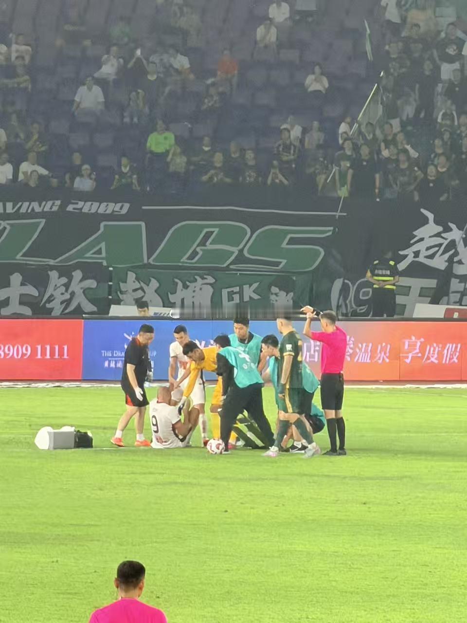 赛后找到本场比赛倍受好评的黄龙体育中心担架组聊了聊😄黄龙担架员张俊阳：“本轮中