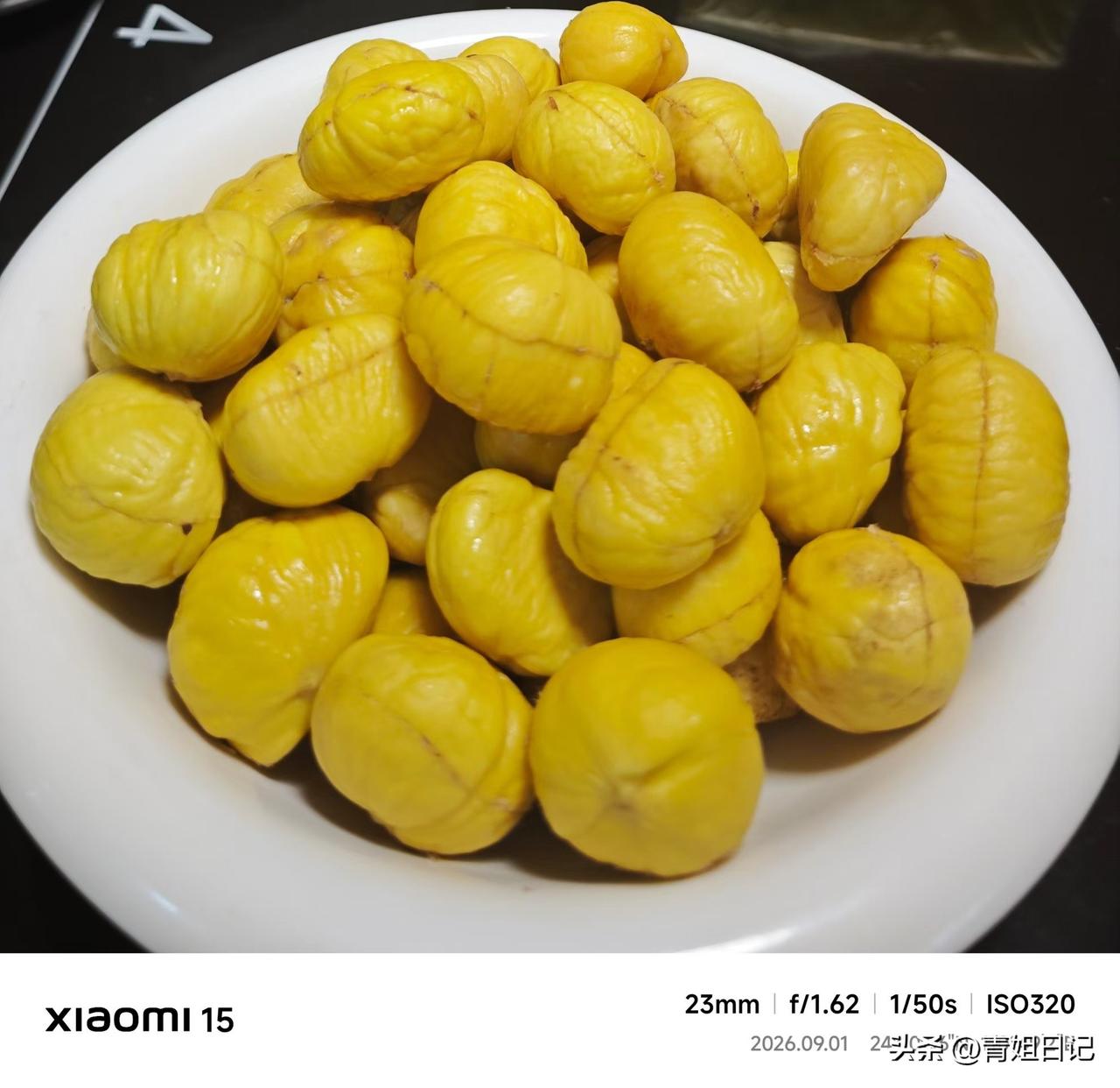 板栗开始上市了，有空的时候就去买一点剥好，将生的板栗仁放冰箱冷冻，这样收藏，一年