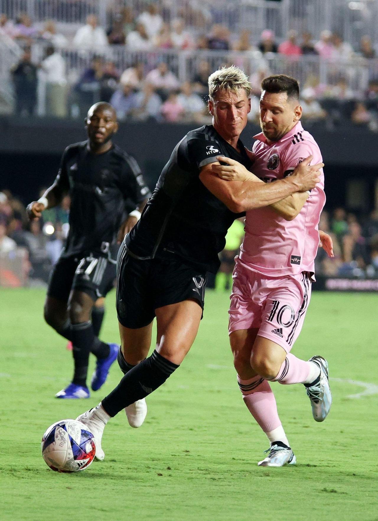 难得有和梅西对抗的机会，掐他，掐他，掐他[笑哭]，真的掐住了！O进球O助攻，没有